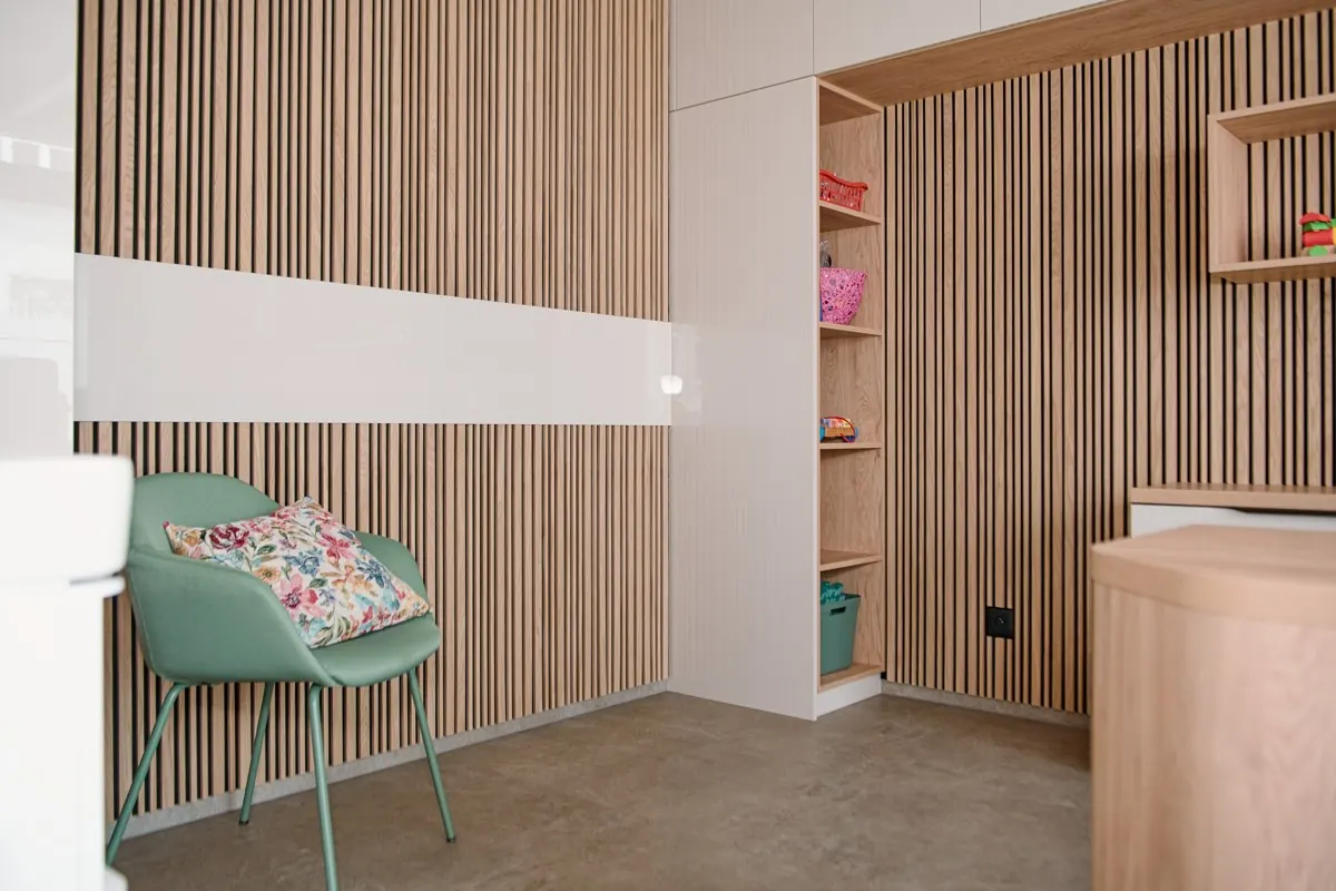 Interiér ordinací, recepce a čekárny — Klinika logopedie Prostějov, Prostějov, truhlářská výroba na míru (foto 7)