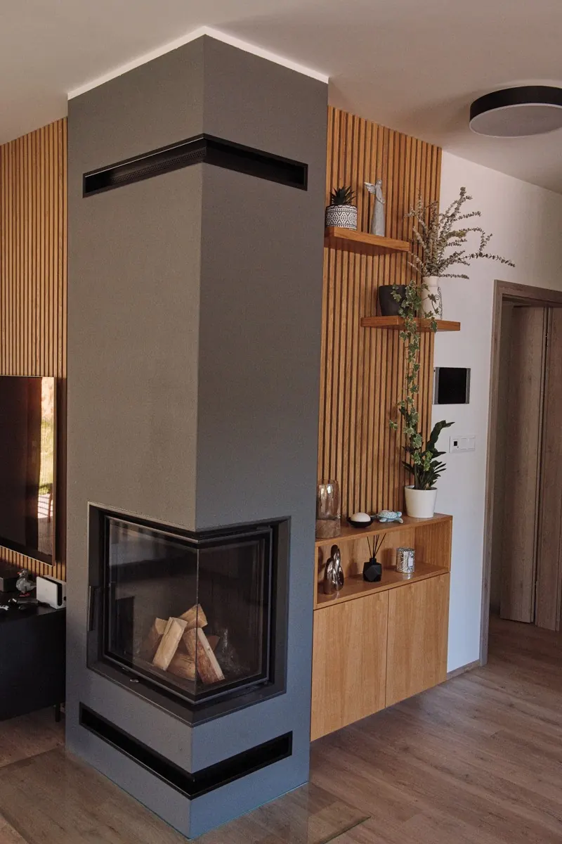 Obývací stěna u krbu z dubové dýhy — RD Otaslavice, Otaslavice, truhlářská výroba na míru (foto 1)