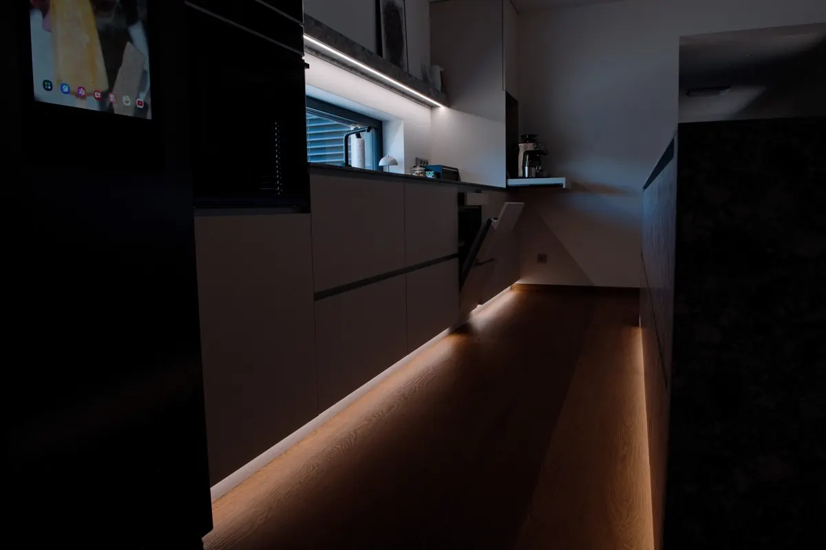Kuchyňská linka s ostrůvkem — RD Kralice na Hané, Kralice na Hané, truhlářská výroba na míru (foto 24)