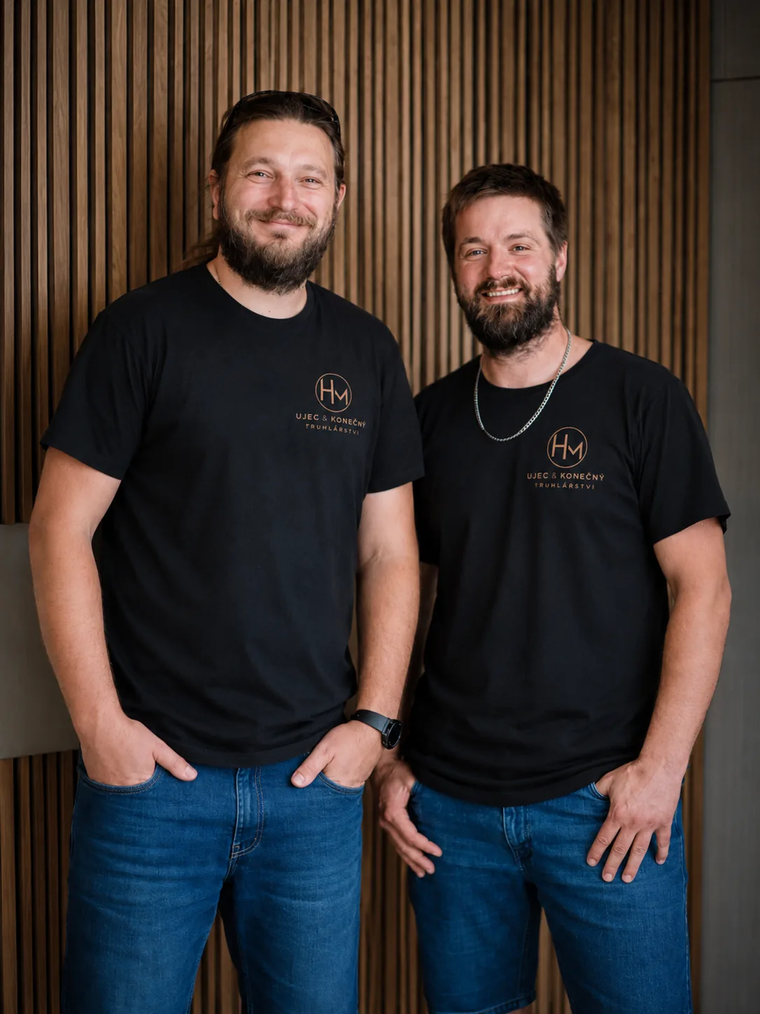 Jan Ujec a Martin Konečný na společné fotografii pro truhlářství Ujec & Konečný v Prostějově.