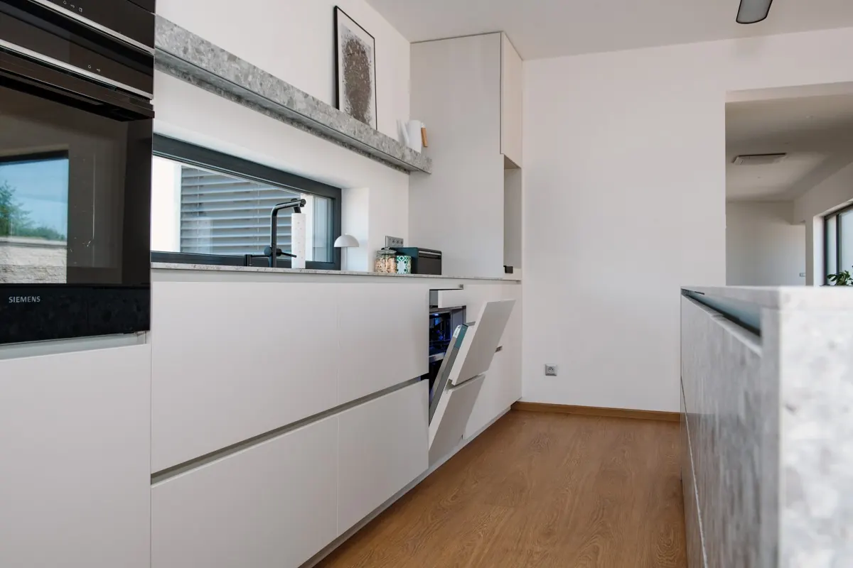 Kuchyňská linka s ostrůvkem — RD Kralice na Hané, Kralice na Hané, truhlářská výroba na míru (foto 11)